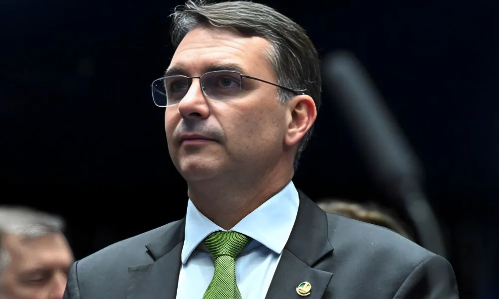 Justiça remove conteúdo que liga Flávio Bolsonaro a facção