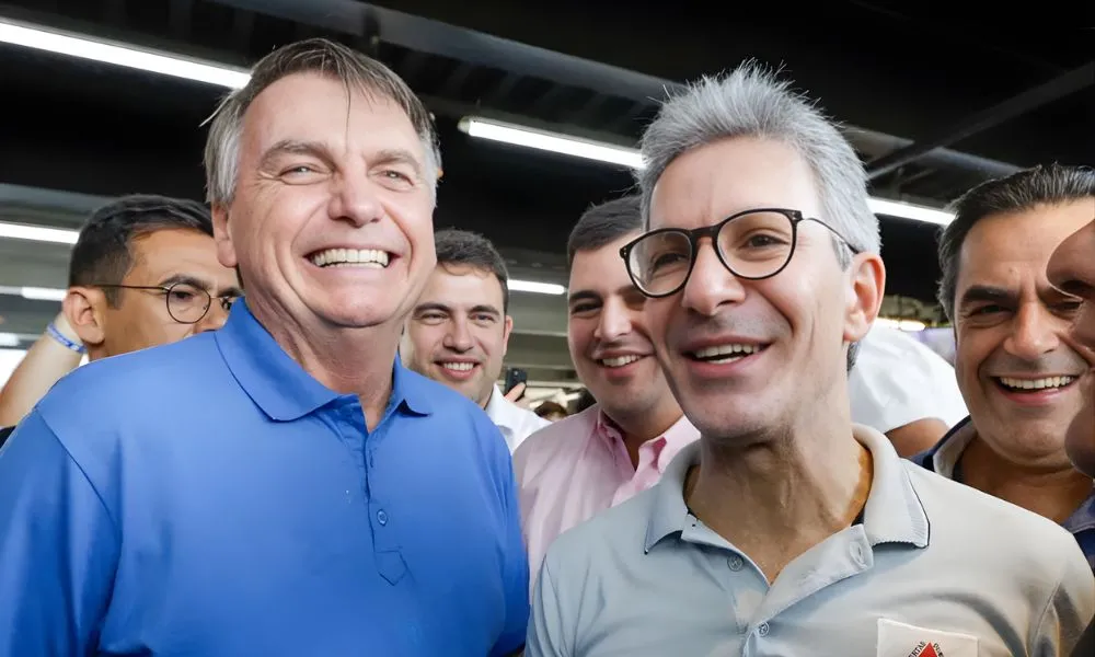 Bolsonaro indica preferência por Romeu Zema como vice do filho nas eleições