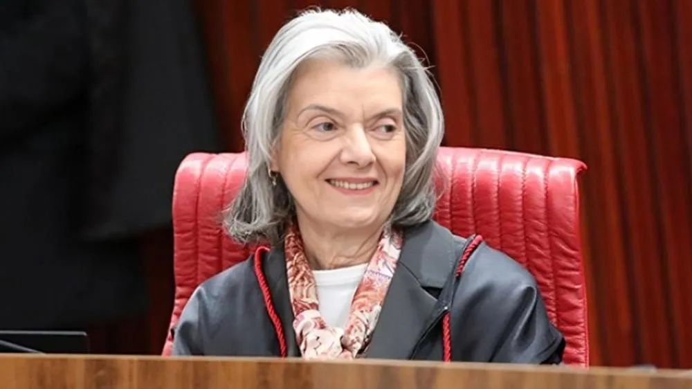 Cármen Lúcia anuncia saída antecipada da presidência do TSE