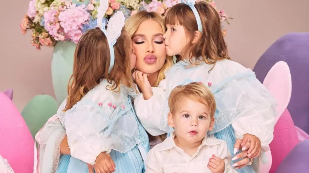 Filha de Virginia aparece de uniforme escolar após alerta do Conselho Tutelar