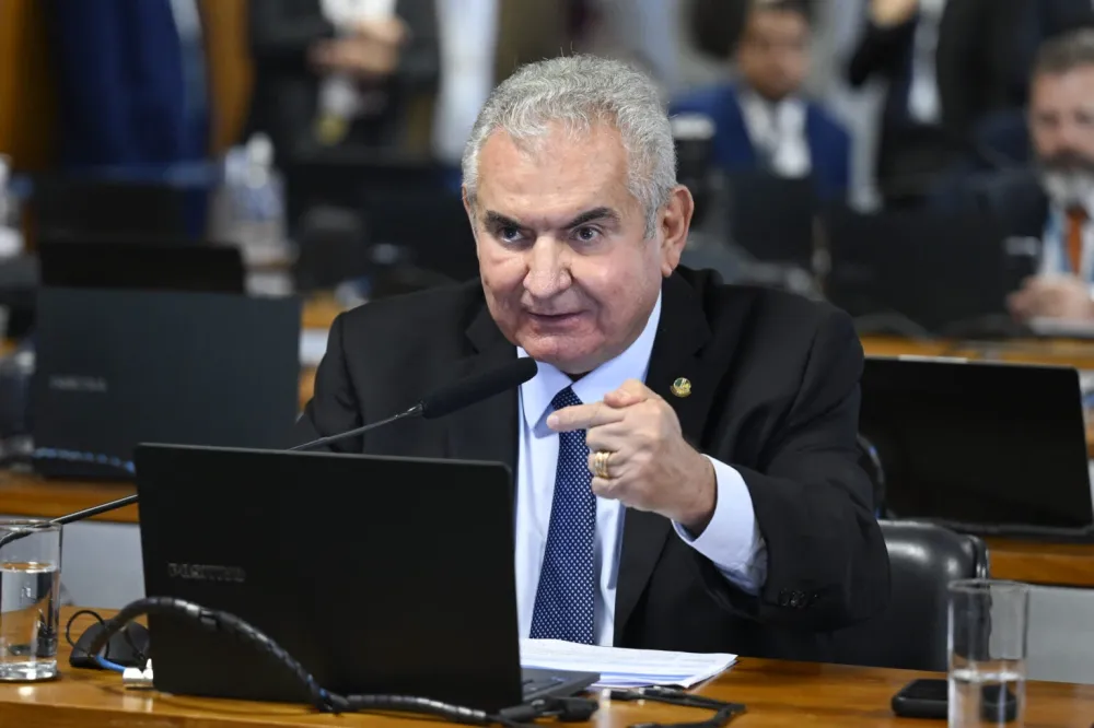 “Pela ganância do PT”: Senador Angelo Coronel rompe com Lula e apoia Flávio Bolsonaro
