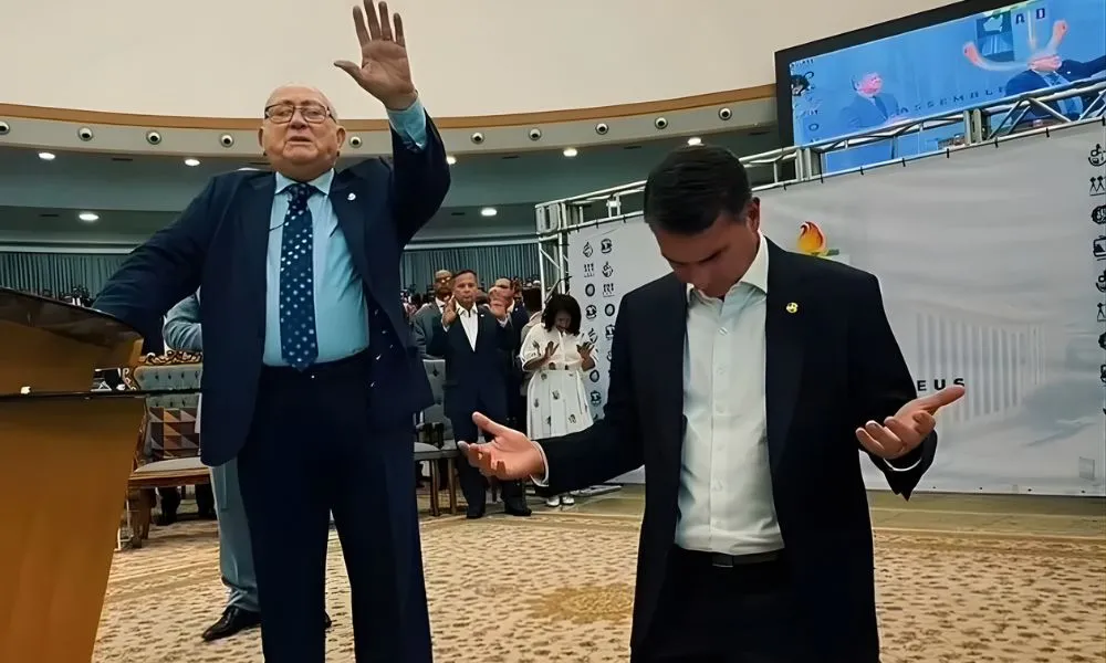 Flávio Bolsonaro intensifica agenda em igrejas após divisão entre eleitorado evangélico