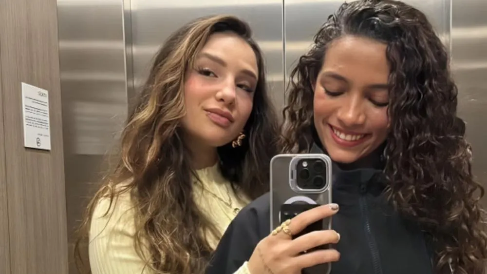 Rayssa Leal vive namoro discreto e aparece pela primeira vez com a influenciadora nas redes