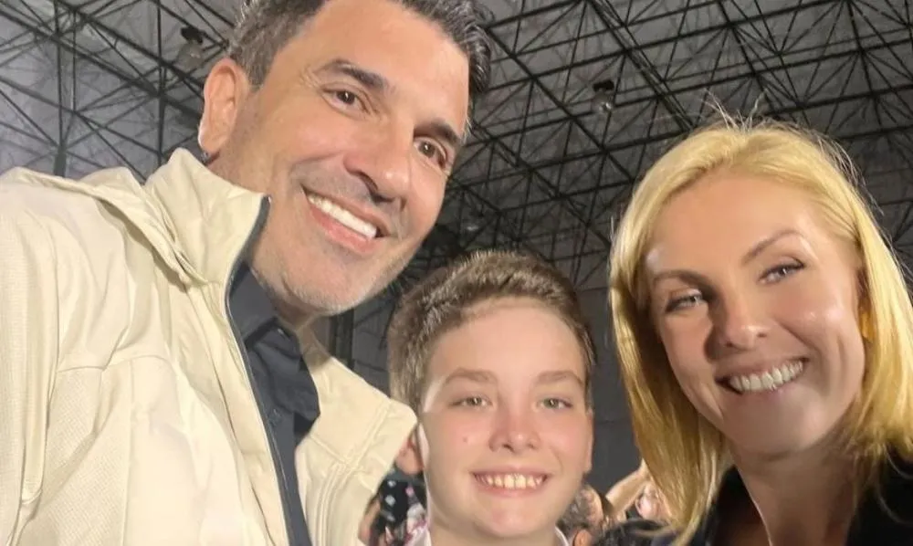 De acordo com portal, Edu Guedes, Ana Hickmann e o filho da apresentadora estão morando juntos