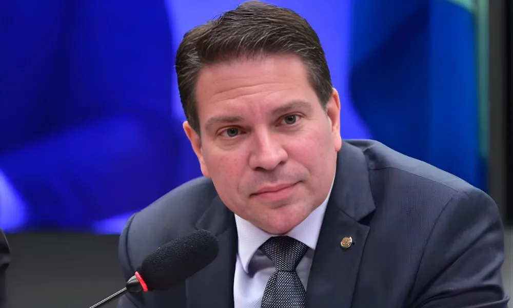 Como a prisão de Ramagem nos EUA impacta disputa entre Lula e Flávio Bolsonaro