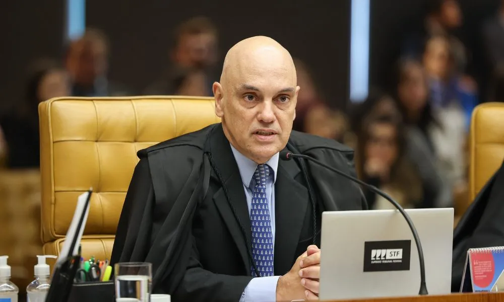 Perseguição? Moraes autoriza PF investigar postagem de Flávio contra Lula