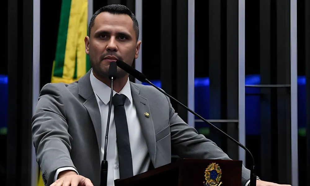 Senador sobe o tom contra Moraes e chama Bolsonaro de 'preso político'