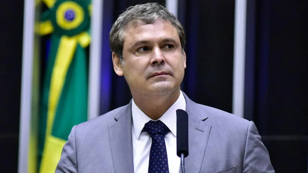 Lindbergh detona senadores que visitarão Ramagem nos EUA: “Vergonha histórica”