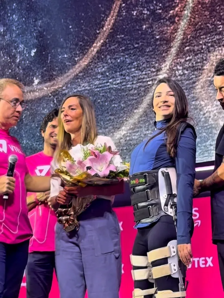 Laís Souza se emociona ao ficar de pé em homenagem a cientista Tatiana Sampaio