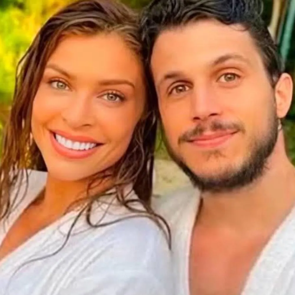 Ator João Villa encerra boatos de affair com Grazi Massafera ao se assumor gay