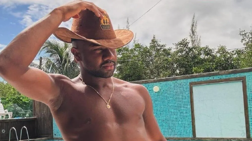 Namorando, Davi Brito se pronuncia sobre rumores de conteúdo adulto: “Por respeito aos meus fãs”