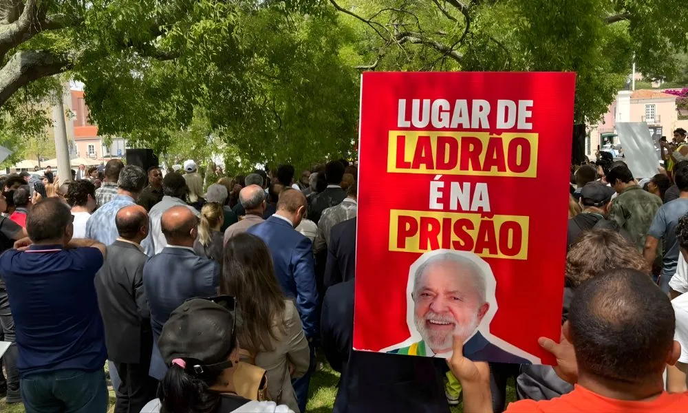 Lula é recebido com protestos de portugueses e brasileiros em Lisboa