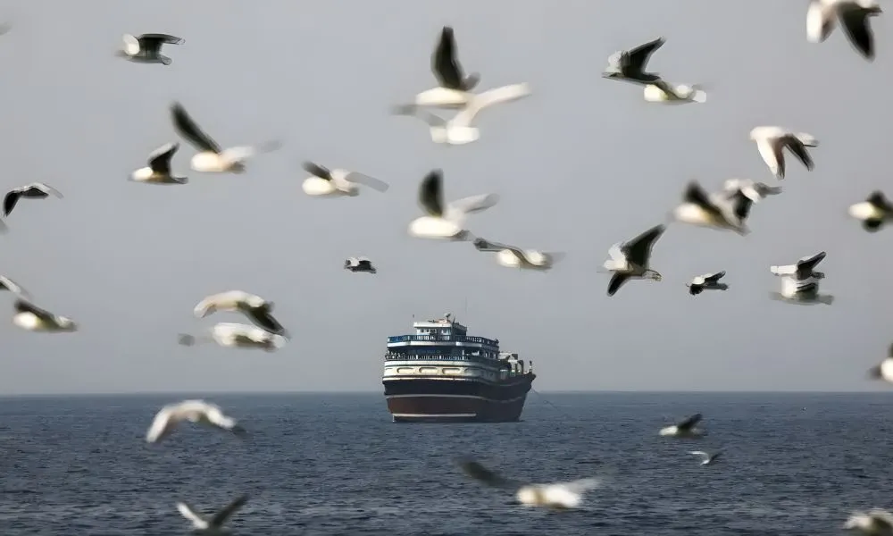 Apesar do cessar-fogo entre EUA e Irã, navios são alvos de disparos no Estreito de Ormuz