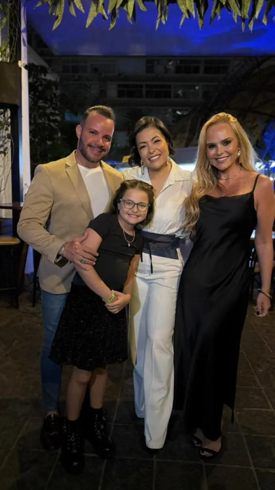 Filipe Duarte e Nina Cachoeira prestigiam retorno de Li Martins aos palcos após luto