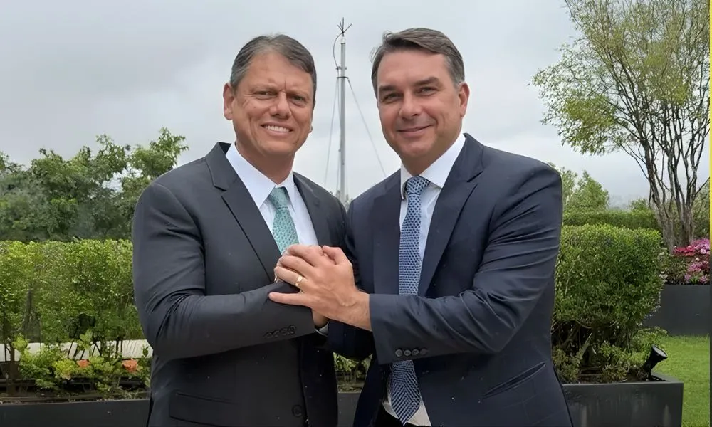 “Voto útil”: Tarcísio atua para quebrar resistências à pré-candidatura de Flávio Bolsonaro