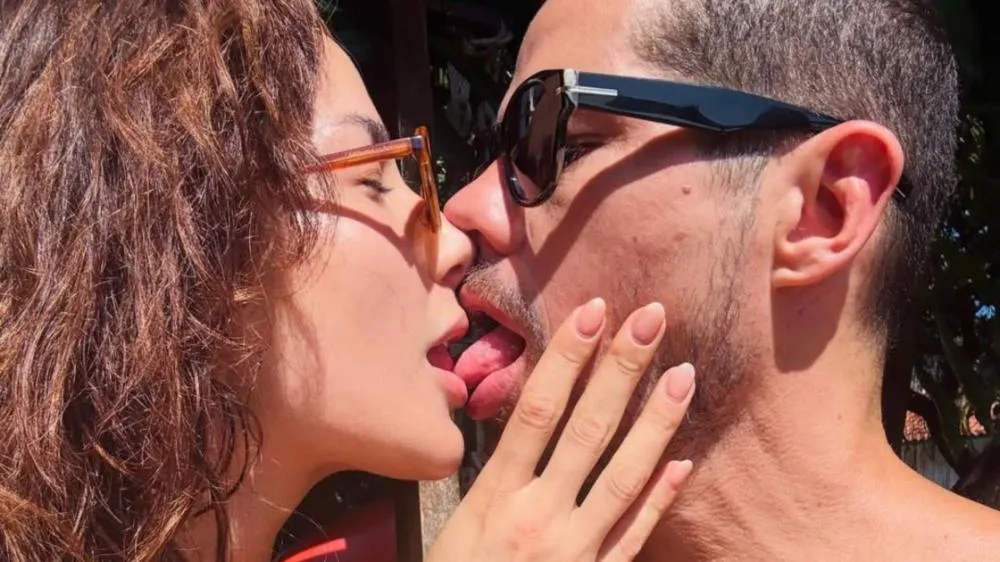 José Loreto movimenta as redes ao surgir aos beijos com nova namorada