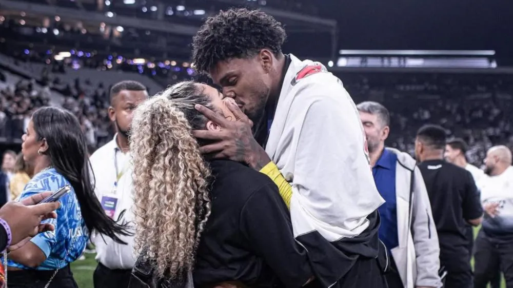 Jogador do Corinthians e noiva influencer apagam fotos juntos das redes