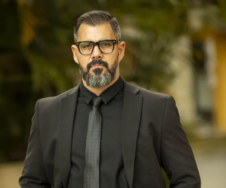 Atriz sai em defesa de Juliano Cazarré após ataques contra novo projeto do ator