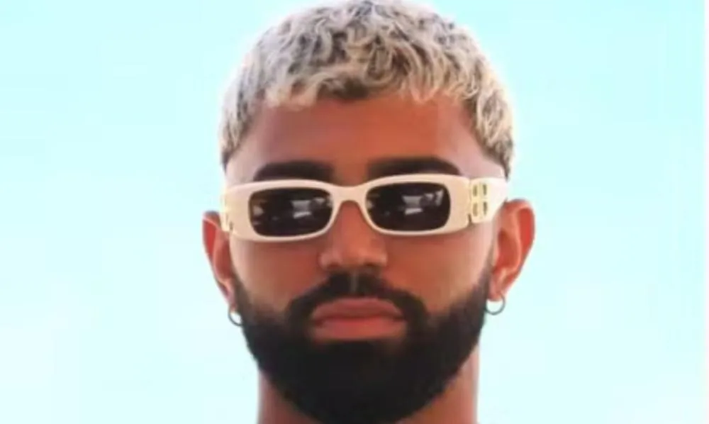 Pego no pulo? Gabigol exclui foto após web notar ex-namorada ao fundo