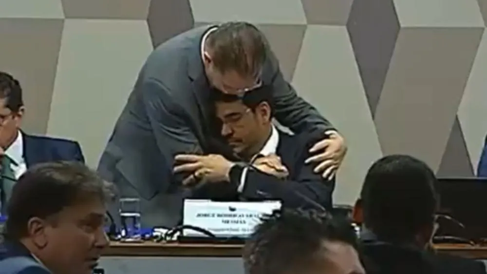 Sóstenes Cavalcante, líder do PL, viraliza ao abraçar e cochichar no ouvido de Messias em sabatina