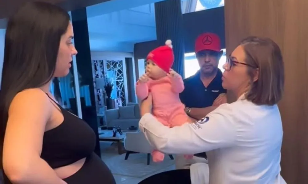 Prestes a dar à luz a Clara, Graciele e Zezé Di Camargo fazem curso preparatório para a chegada da filha