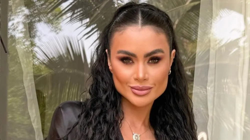 Ex-bailarina do Faustão reage a tentativa de assalto e tem carro atingido em SP: “Estou toda me tremendo”