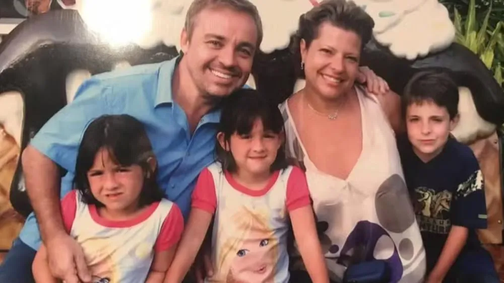 Viúva de Gugu volta às redes e emociona com foto rara ao lado do apresentador e os três filhos