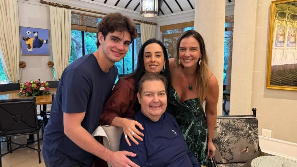 Faustão aparece em cadeira de rodas ao completar 76 anos e fotos raras com a família emocionam