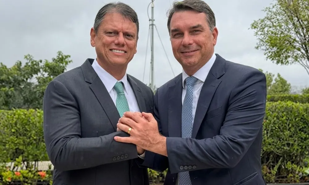 Tarcísio e Flávio Bolsonaro são denunciados à PGR por crime eleitoral; entenda