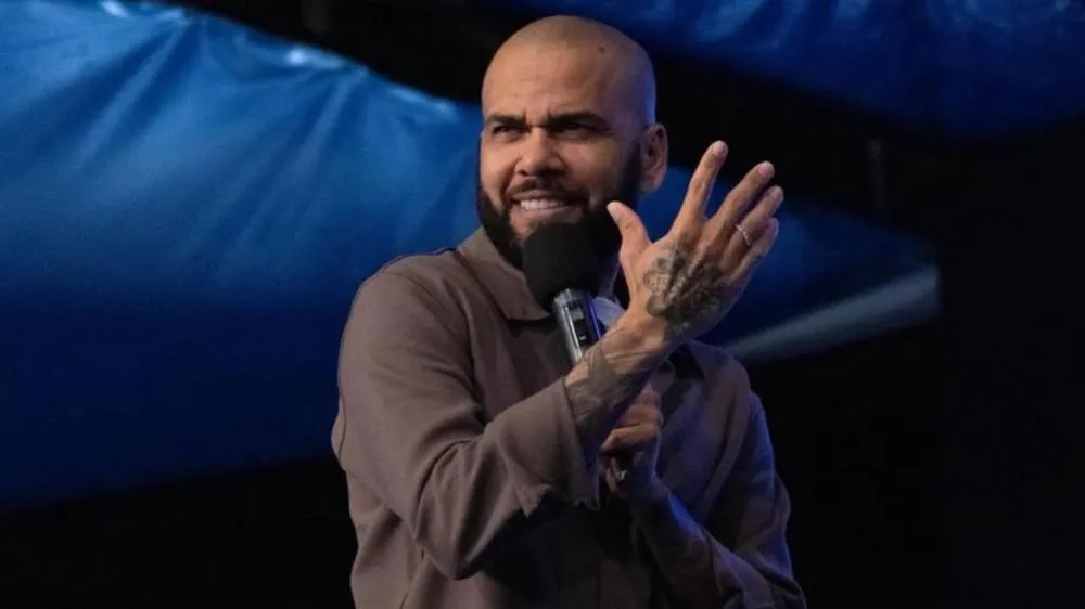 Pregando para mais de 35 mil pessoas na Espanha, Daniel Alves diz que “Cristo o libertou na prisão”