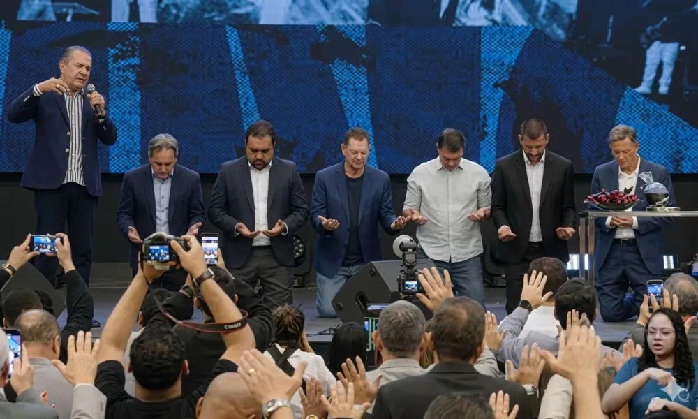 Após culto com Malafaia, órgão pede inelegibilidade de Flávio Bolsonaro