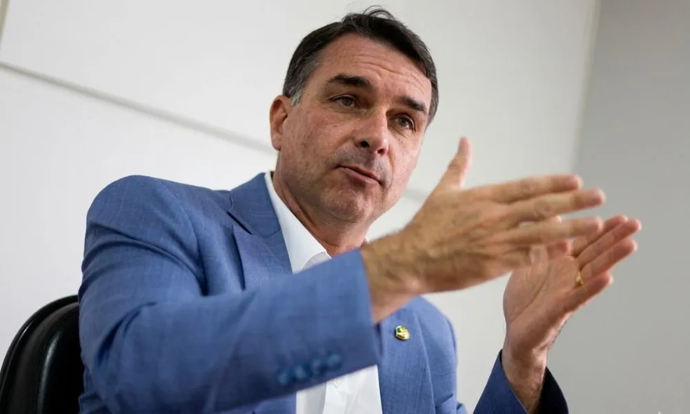 Flávio Bolsonaro se pronuncia após suspensão de deputados por motim na Câmara