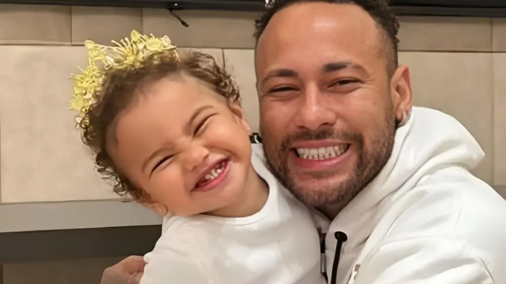 Mavie viraliza por bronca em jogador que fez falta em Neymar: “Não pode, moço!”