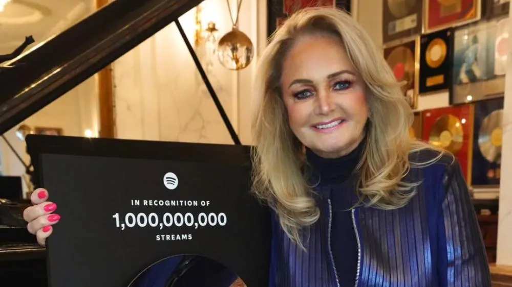 Ícone dos anos 80, Bonnie Tyler é colocada em coma induzido após cirurgia de emergência