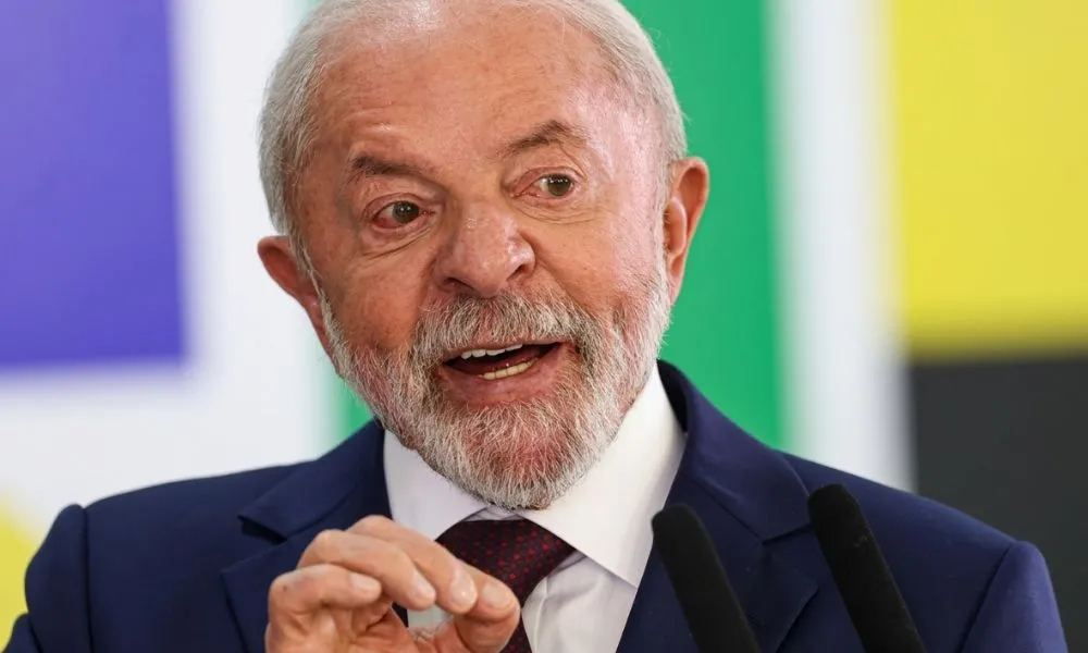 De volta ao Brasil, Lula anuncia programa contra o crime organizado