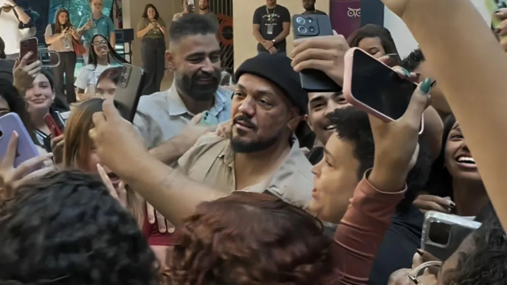 Belo atrai multidão durante visita a universidade no Rio de Janeiro: “Gratidão”