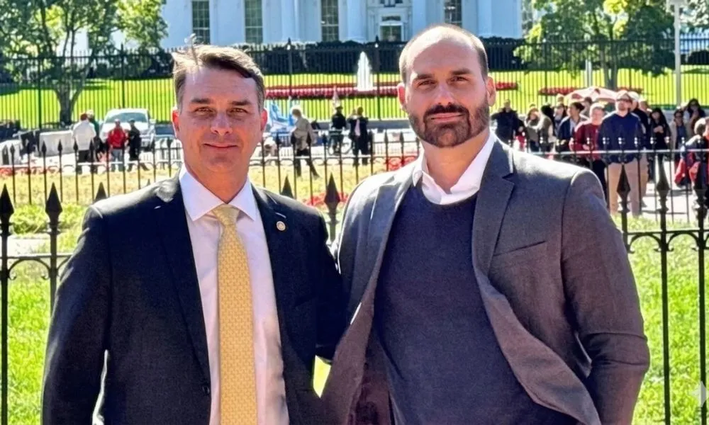 Flávio Bolsonaro afirma que Alexandre de Moraes “articula para deixar Eduardo inelegível”