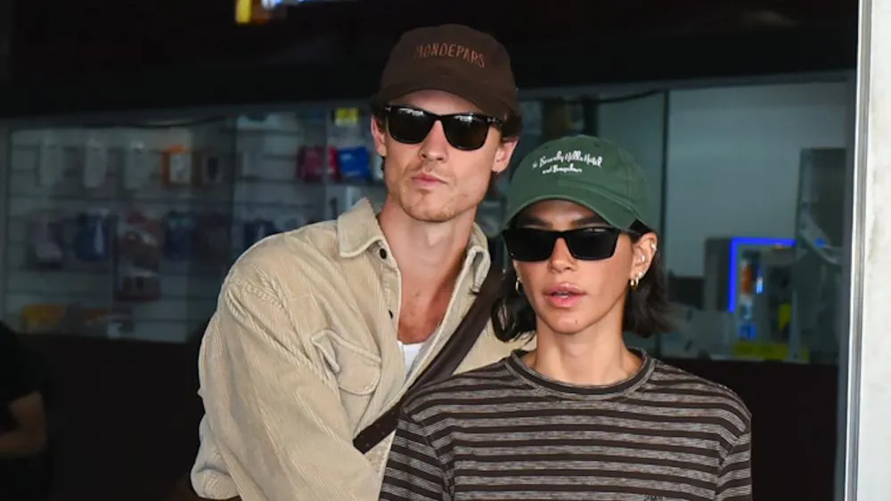 Shawn Mendes surge sangrando em clínica nos EUA e Bruna Marquezine acompanha namorado após susto