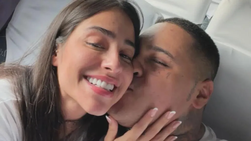 MC Ryan SP chora e corre para o abraço da esposa em primeiro encontro após deixar a prisão: “Valorizar a família!”