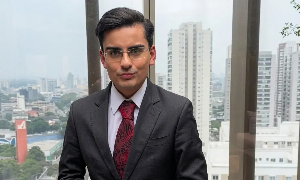 Após falas sobre Luciano Hulk, Dudu Camargo é processado em R$100 mil