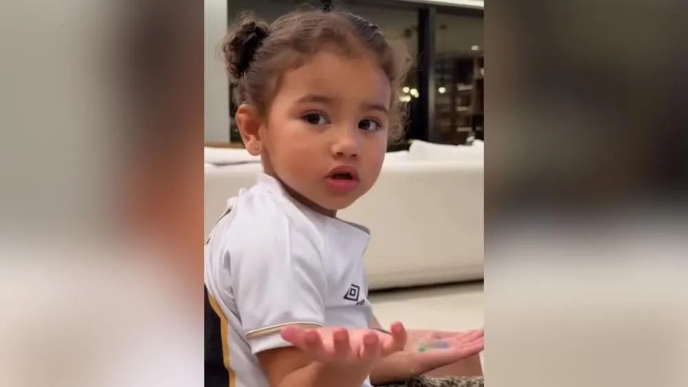 Mavie, filha de Neymar, viraliza nas redes com crise de ciúmes do pai: “Não pode”