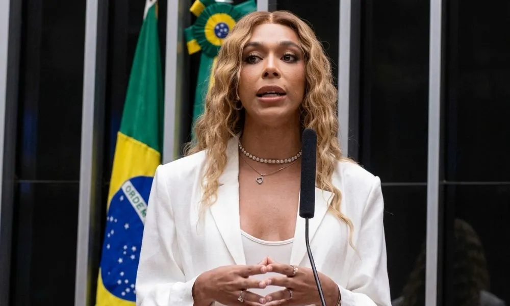 Erika Hilton defende renúncia de Flávio Bolsonaro como senador