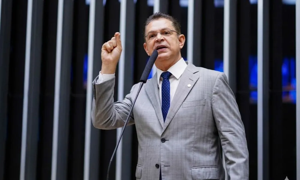 Após troca em inquérito envolvendo Lulinha, líder do PL quer convocar diretor da PF
