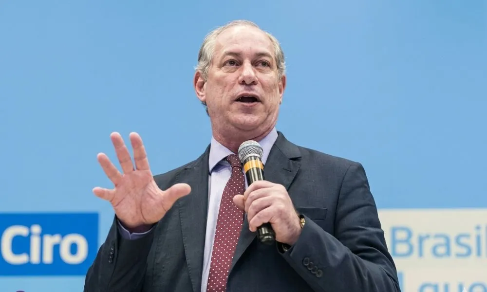 Ciro Gomes se pronuncia após confundir gesto de apoiador com sinal do CV; entenda
