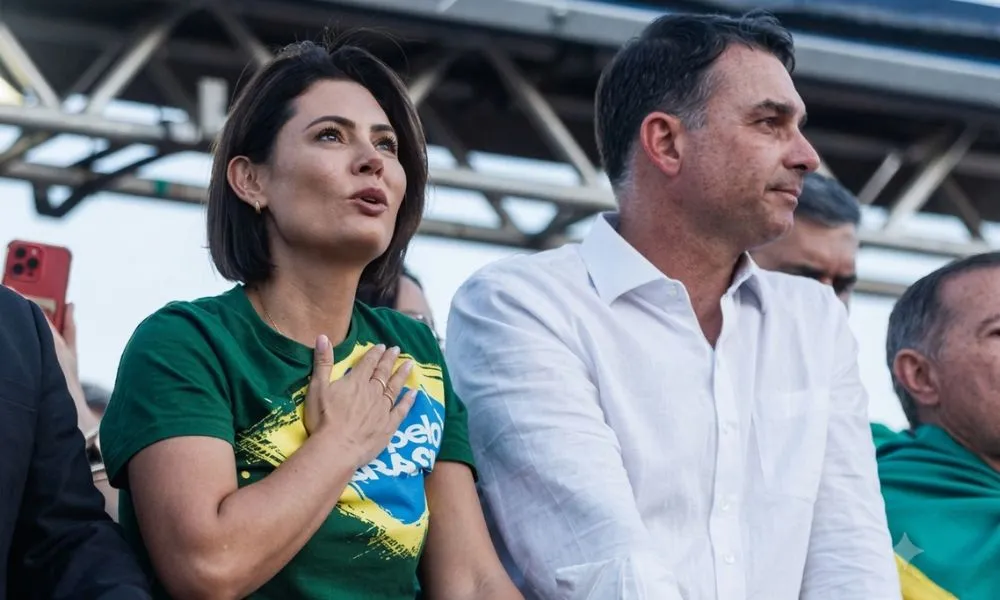 Michelle Bolsonaro é mais aceita pelos eleitores que Flávio; entenda