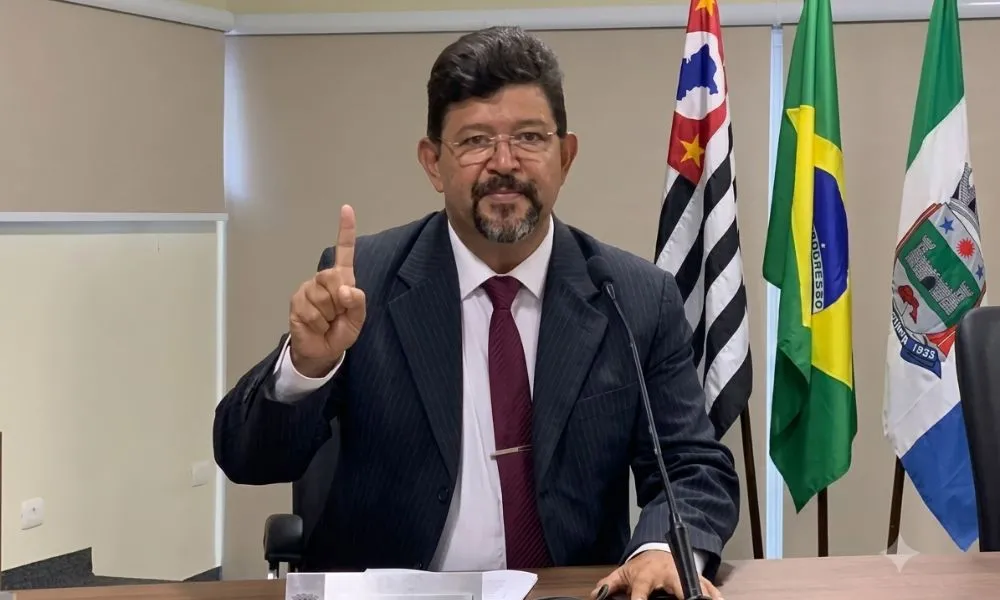 Vereador que negou ler projeto LGBT+ é absolvido de homofobia