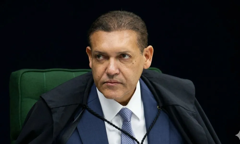 Nunes Marques analisa pedido de Flávio Bolsonaro para anular pesquisa eleitoral