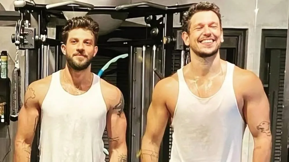 Chay Suede 'rebate' João Vicente sobre polêmica de ator que o imita: “Fala o que bem entende”