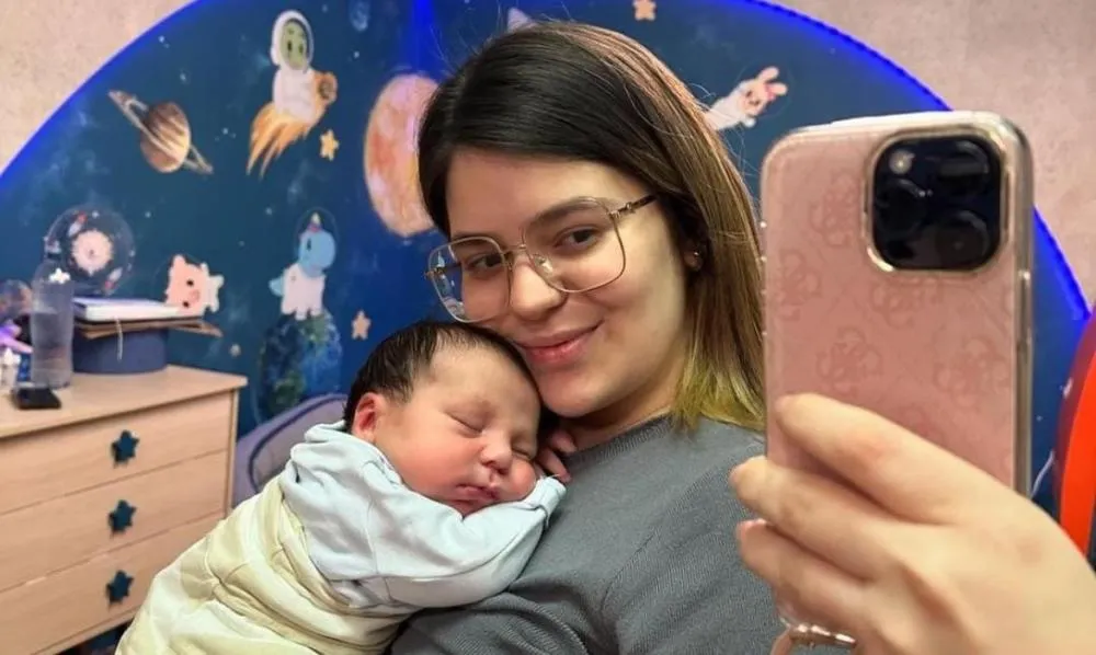 Após parto e internação delicados de Ravi, Viih Tube comemora Natal com todos juntos em casa