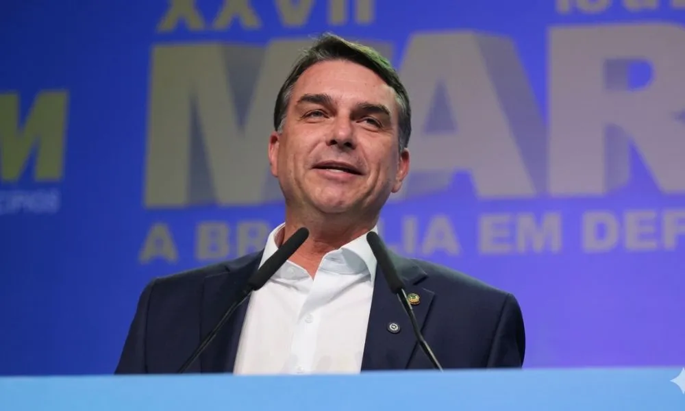 Flávio pretende discutir decretos de Lula sobre big techs com Trump